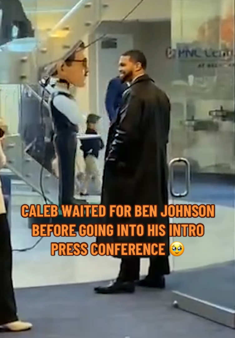 mad respect for his new coach 🤜🤛 #benjohnson #calebwilliams #chicago #bears #nfl (via OchoK_/X) 