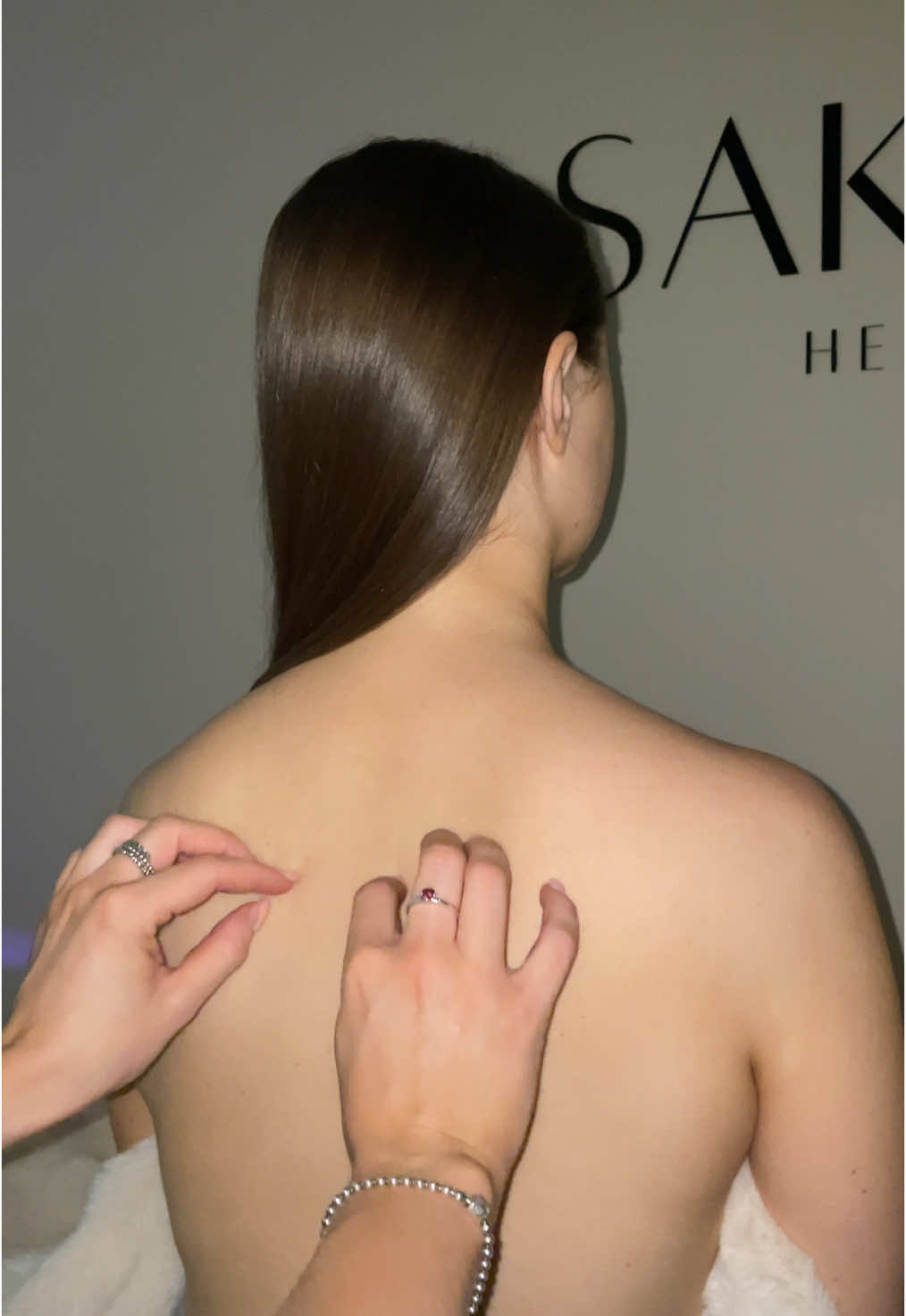 1 minute of back scratching and tickles to help you fall asleep  💘 #asmr #asmr_tingles #asmrvideo #asmrtiktok #asmrtriggers #asmrmassage #cheshire #asmrsatisfying 