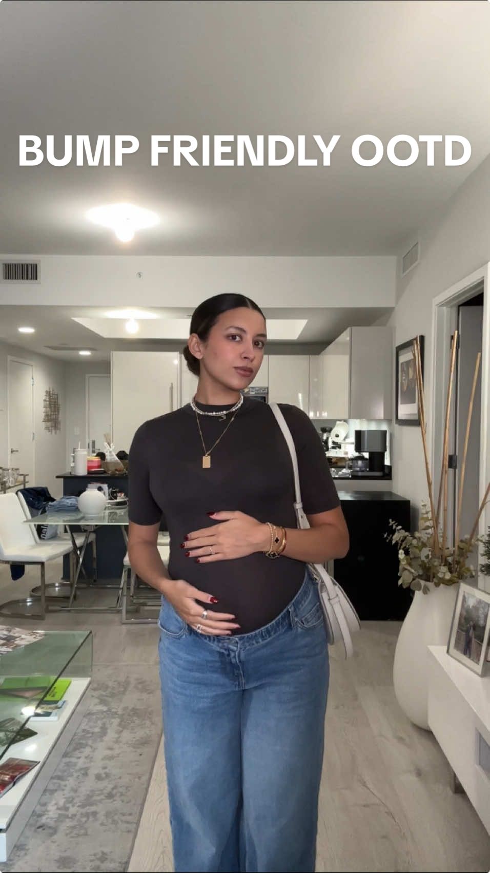 So, my friend gave me her maternity jeans! ✨ Sisterhood of the traveling maternity jeans ✨ #OOTD #pregnantootd #bumpdate #pregnancyfashion #27weekspregnant #thirdtrimester #bumpfriendly #bumpfriendlyjeans #dayinmylife 