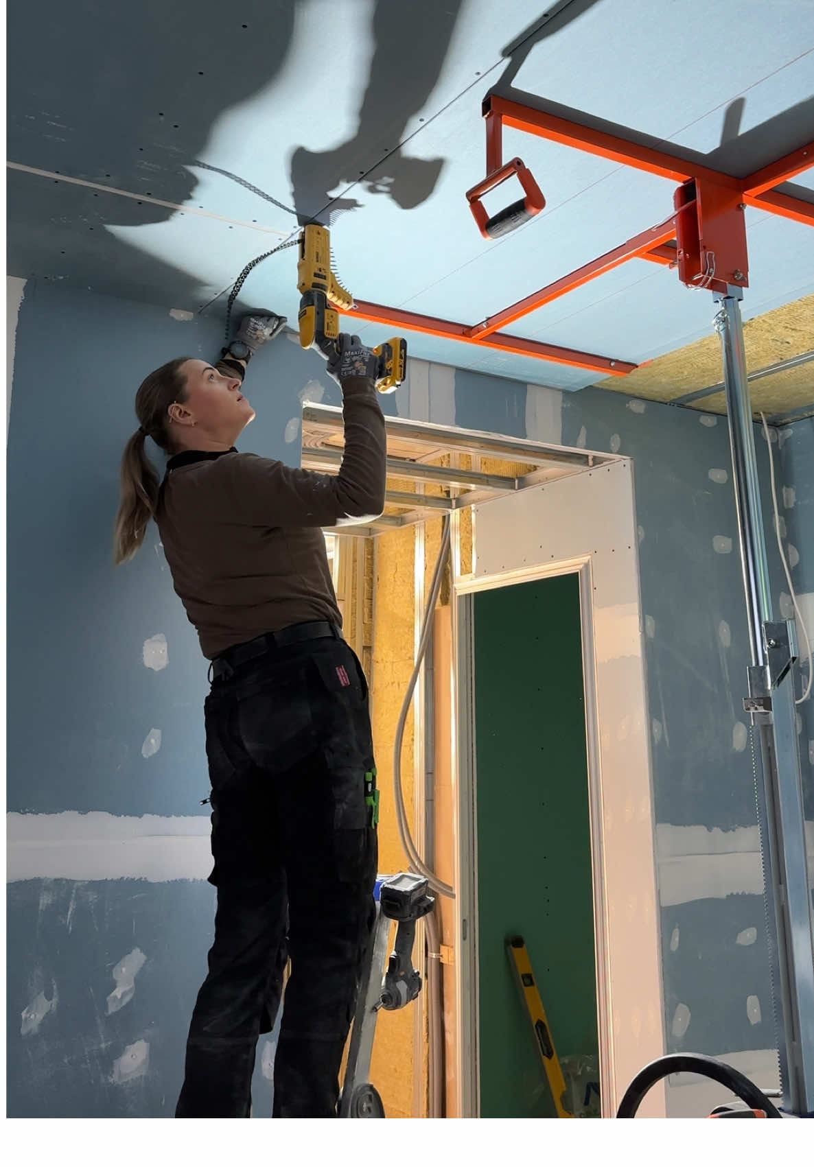 It was so easy to install drywall with this lift. 💪🙃  #construction #drywall #constructionworker  #drywallinstallation #dewalt #dewalttools #celtniecībasdarbi #celtniecība #būvniecība 