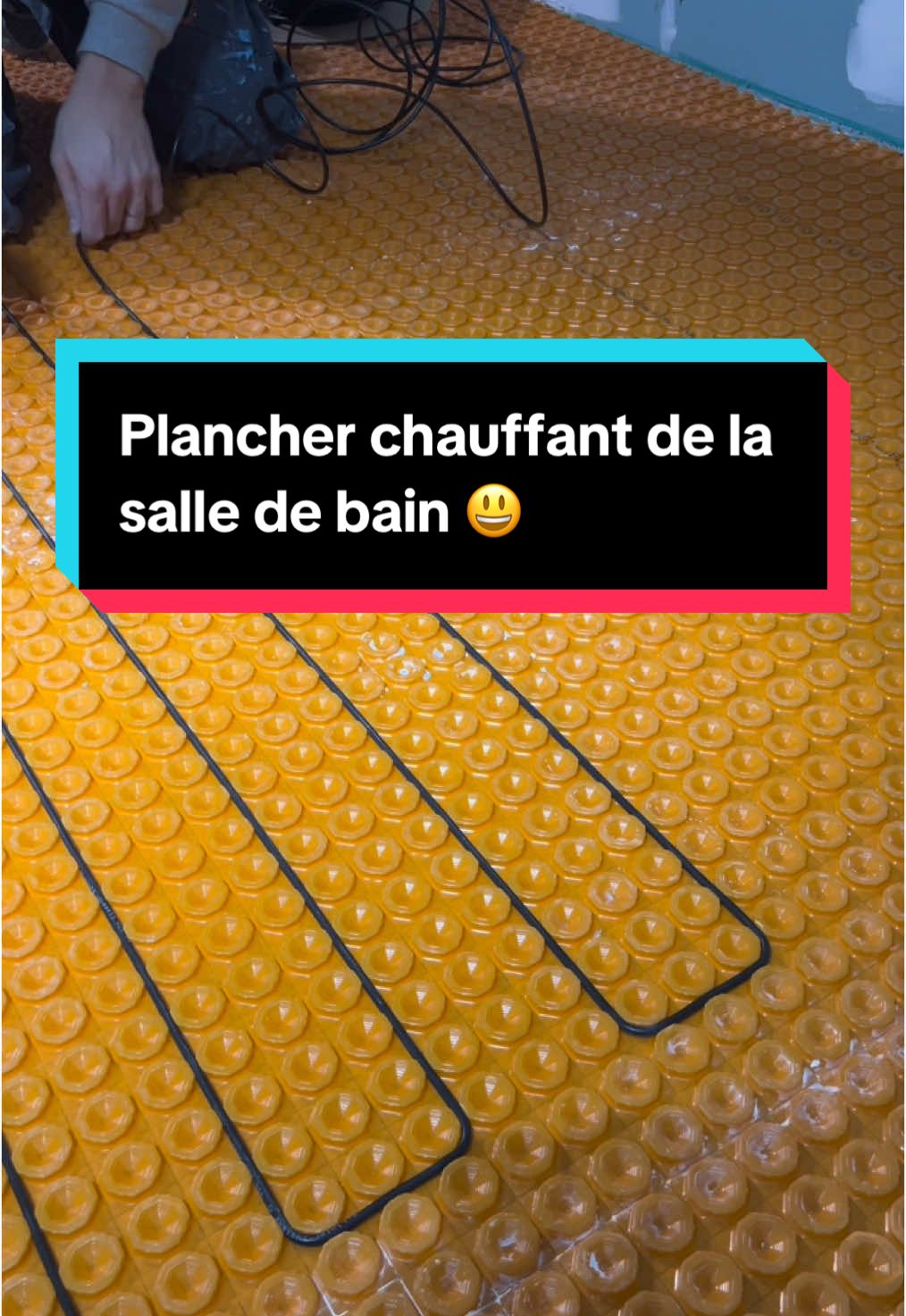 Pose d’un plancher chauffant dans la salle de bain 😃 On a coller la natte avec la colle à carrelage V411 de chez @vpi_fr et la platoir crantée de chez @loutilparfait  C’était primordial pour nous de réaliser un plancher chauffant dans notre salle de bain, on a du coup sélectionné la distraite de chez @SchluterSystemsFrance  Voici comment on la pose#nattechauffante #plancherchauffant #schlutter #ditraheat #flotuto #salledebain #renovation  Don de produit