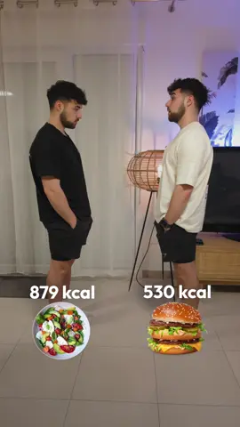 Manger sainement ≠ avoir des résultats 🙅🏻‍♂️ Et oui, c’est ce qui se passe dans la majorité des cas. On sous-estime grandement les calories de certains bons aliments (notamment riches en lipides) 🥑 Alors ne me faites pas dire ce que je n’ai pas dit. Pour le personnage de droite, c’est catastrophique. Il ne s’alimente que de produits transformés même s’il obtient des résultats car malgré tout, il est en déficit calorique 🔥 Le mieux à faire ? Mixer les 2, une approche avec un maximum de produits entiers, non transformés tout en étant conscient de son apport calorique 👌🏼 Pense à t’abonner, peut-être que tu ne retomberas jamais sur l’une de mes vidéos 🤷🏻‍♂️ ••• #pertedepoids #perdredupoids #mincirsansregime #rééquilibragealimentaire #bonnesanté #bienmanger 