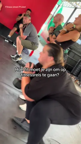 Je hoeft niet fit te zijn (mag wel), zolang je maar hard wil werken. De community helpt je er doorheen! No worries! #fitnessmotivation #fitnessreizen #fitnessstreet #thailand 