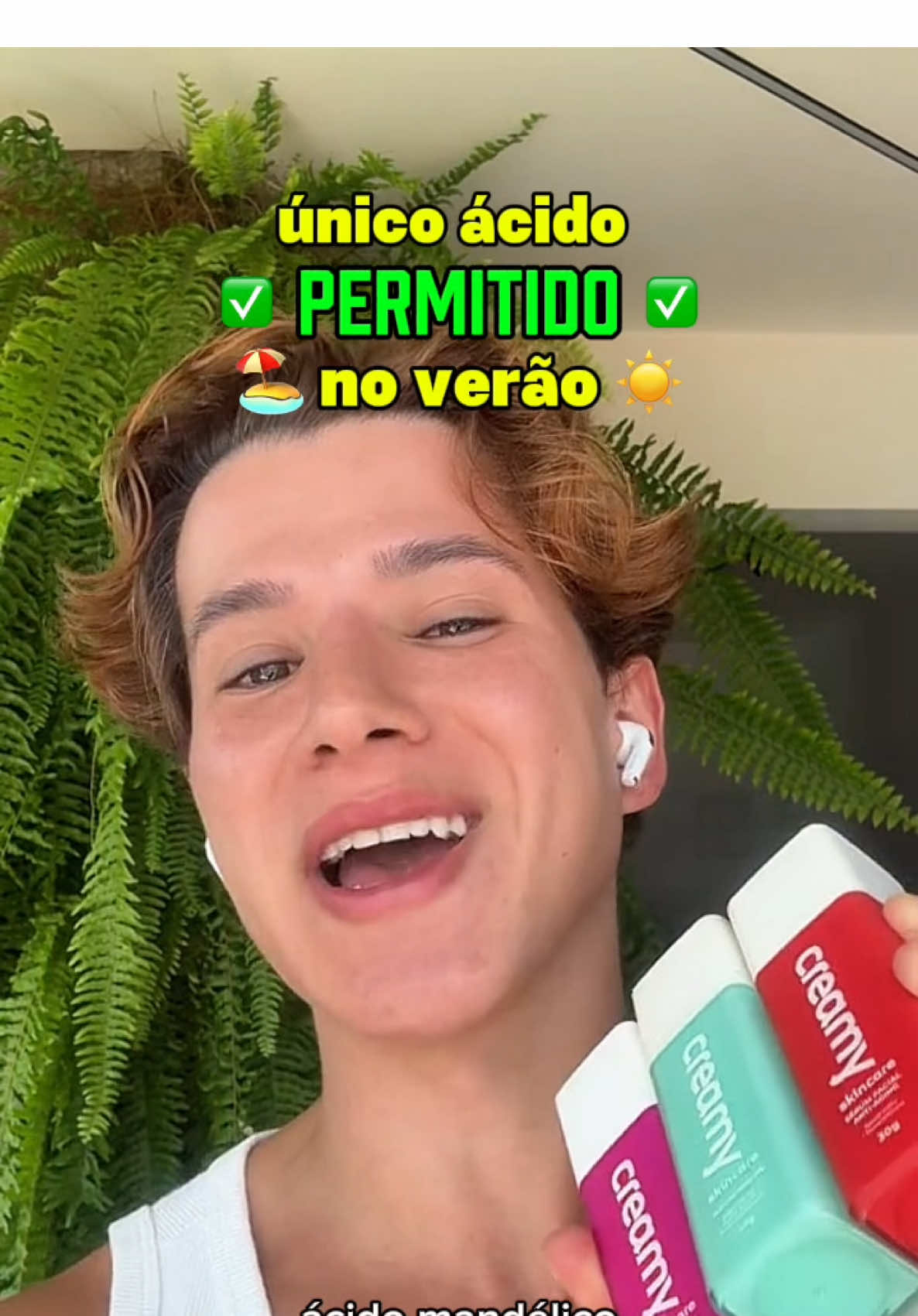 ☀️ Ácidos no Verão? Pode sim, com responsabilidade! 🌴 Usar ácidos no verão é possível, desde que você tenha disciplina e cuidado com a sua pele! 🌞 Com os produtos certos e algumas dicas simples, você pode continuar a cuidar da sua pele enquanto se protege do sol. Vamos lá? Aqui vai uma rotina sugerida com @Creamy Skincare para aproveitar os benefícios dos ácidos de forma segura e eficaz no calor: 🔸 Substitua o ácido glicólico pelo ácido mandélico – O mandélico tem uma ação similar ao glicólico, mas sua ação é mais superficial, o que torna o produto mais suave e menos sensível ao sol. 🌱 🔸 Substitua o retinol por retinal – O retinal é uma forma mais forte e potente de retinol, mas é mais suave para a pele, ideal para quem busca resultados mais intensos sem causar irritações. 🌟 🔸 Hidratação é essencial – A minha sugestão é o Calming Cream da Creamy, que ajuda a acalmar a pele e proporciona uma hidratação profunda, perfeita para complementar a rotina com ácidos. 💧 🔸 Evite gel de limpeza com ácido – Prefira gel de limpeza hidratante, como o gel de limpeza glicerinado da Creamy, que vai manter sua pele limpa e hidratada, sem ressecar ou irritar. 🧴 Lembre-se: o protetor solar é indispensável! 🌞 Com esses cuidados, sua pele vai se manter linda e saudável, mesmo no verão! 😎✨ *Conteúdo patrocinado  #CuidadosComAPele #ÁcidosNoVerão #RotinaDeBeleza #PeleSaudável #Hidratação #Retinal #Mandélico #CalmingCream #GelDeLimpeza 