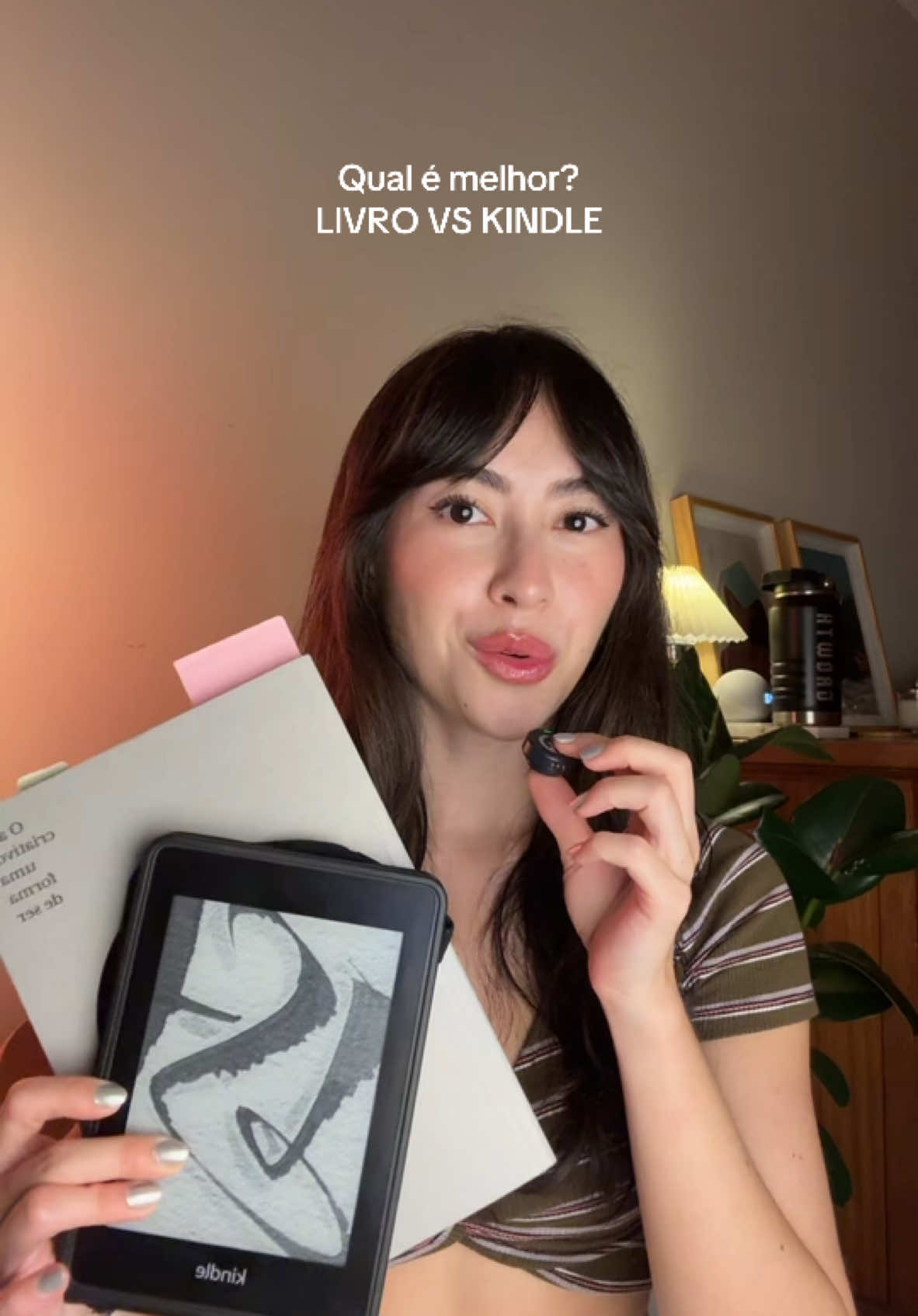 📖Livro ou Kindle: qual é melhor? Compartilhei como eu divido as minhas leituras e se eu achei que valeu a pena comprar um Kindle.  Qual você prefere?  Deixei o link 🔗 do kindle ou dos meus livros na bio do meu perfil. #livros #kindle #kindlepaperwhite #fy #fyp #BookTok #leituras 