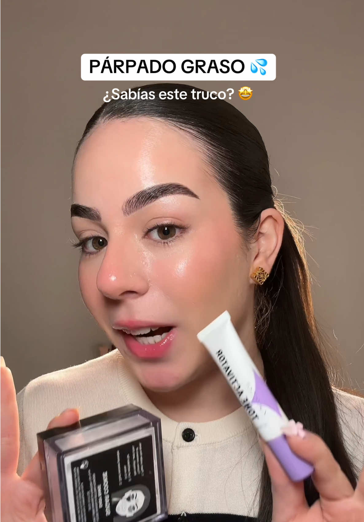 Tienes párpado graso y tus sombras de ojos se cuartean y se separan? Prueba este truco para un maquillaje de ojos indestructible ✨ *IMPORTANTE: por temas de higiene, asegúrate de usar labiales que no hayas usado en tus labios anteriormente. #parpadograso #pielgrasa #tipsdemaquillaje #tipsdebelleza #maquillajeparaprincipiantes #maquillajeapruebadesudor #makeuptok 