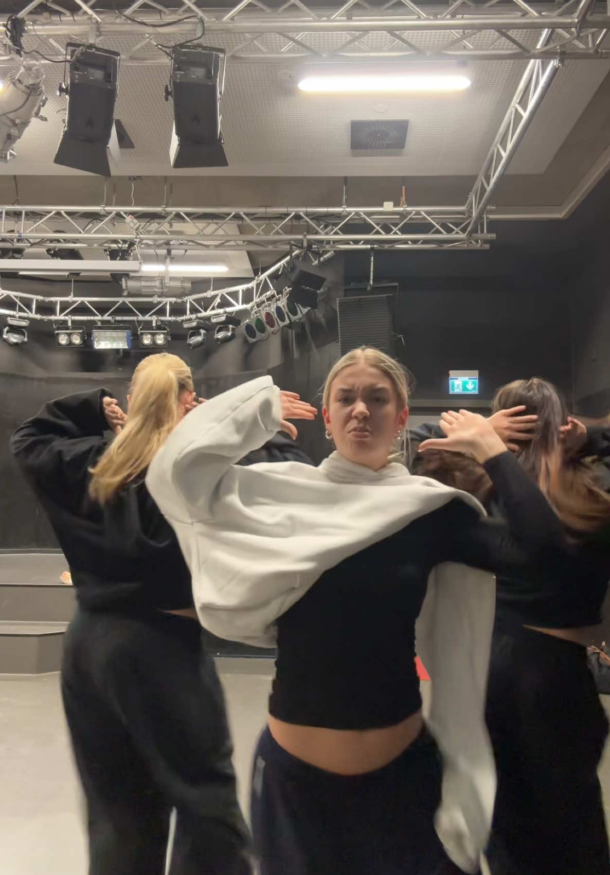 vidrado em você🔥🔥 dancers: @aliya @steffi ;) @weni | dc: @𝐙𝐀𝐇𝐈𝐃𝐄  #dance #dancechoreography #dancestolearn #dances2025trends #hiphopdance #dancing #dancetok #hiphop #hiphopdancing #hiphoptok #crew #offmask #hiphopdancecrew #dancinghiphop #dancecrew #hiphopcrew #offmaskcrew #dances2025
