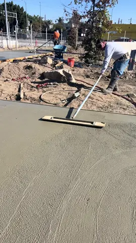 Bull float asmr #sidewalk #broomfinish #skatepark #fyp #pov #concretesmr #foryoupage #asmr #DIY #xyzbca #parati #concreto #cemento #banqueta #losangeles #marshalltown #joycebrush #handtools #bluecollar #USA #tiktok