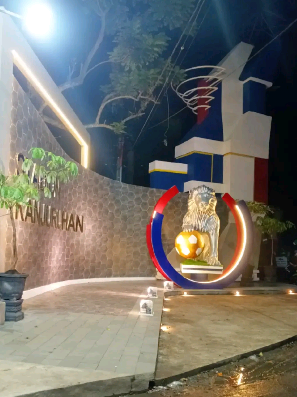 Potret patung singa Arema , Stadion Kanjuruhan ketika malam hari #kanjuruhanterbaru #peresmianstadionkanjuruhan #pintumasukkanjuruhan #aremafc #aremania #aremania_aremanita #arema #malang #stadionkanjuruhanterkini #renovasistadion #stadionsurajayalamongan #prabowo #gibran #kanjuruhanmalamhari #kanjuruhan 
