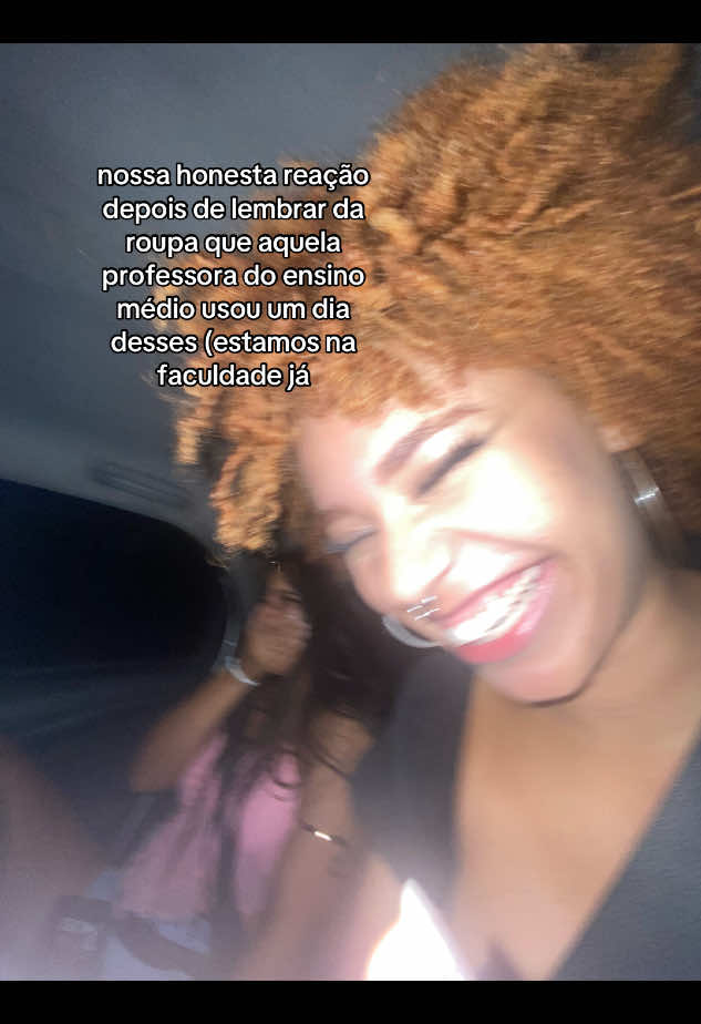 botas de couro de cobra com meia calça e suéter de monge @May 