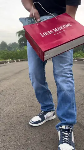 Celana jeans panjang original louis martine #celanajeanspria #celanajeanspanjang #celanajeansoriginal #celanapanjangpria 
