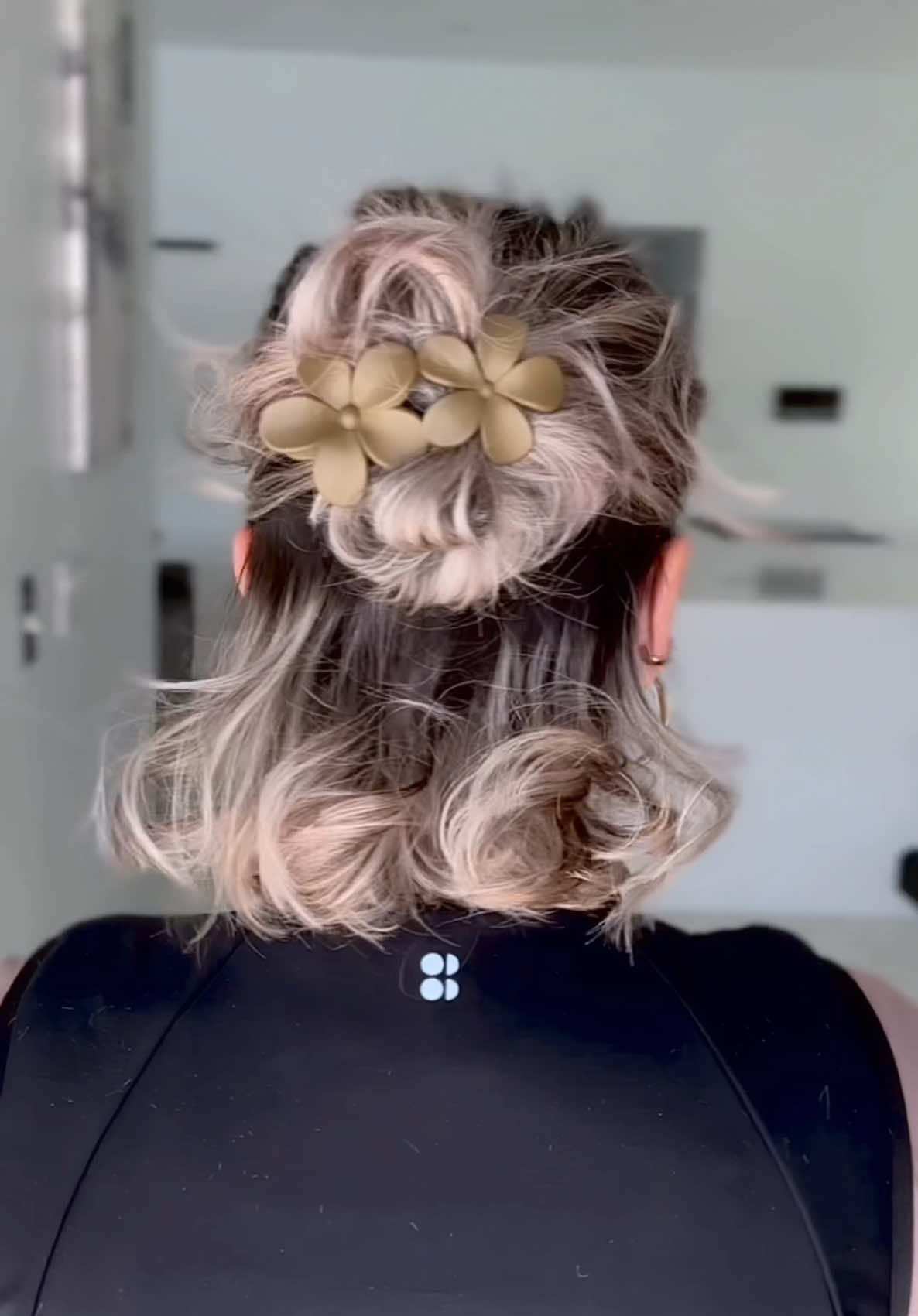 Replying to @NanaV Thank you Nana🥰🤗 #shorthair #shorthairstyles #bobhairstyles #shorthairstyles #peinadosfaciles #easyhairstyles #simplehairstyles #hairstyleoftheday #finehair #clawclips #halfuphalfdown 