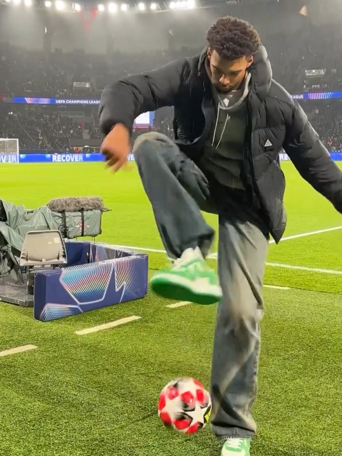 😅⚽ Pas facile pour Wemby de jongler avec un 56 ! 🎥 : @psg / @championsleague #football #soccer #psg #PSGMCI #ManchesterCity #mancity #paris #parissg #NBAParisGame #Wemby #Wembanyama #VictorWembanyama #sport #sports