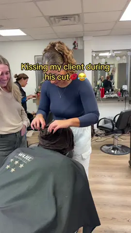 Kissing my client prank💋😂 #femalebarber #miamibarber #fyp #prank #hottowelshave #barberprank 