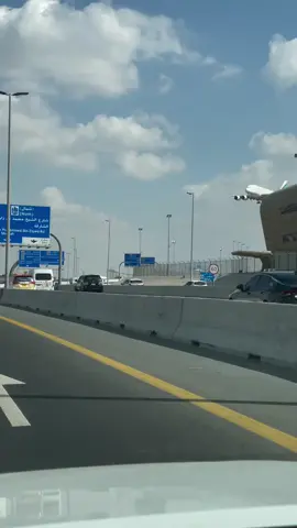 من قلب دبي 🇦🇪✈️، لحظة مميزة مع الخطوط الإماراتية وهي تحلق فوق شارع الشيخ محمد بن زايد! أجواء الطيران وأرض الإمارات الساحرة 🛫✨ #دبي_مدينة_الأحلام #الخطوط_الجوية_الإماراتية #طيران_الإمارات #الإمارات_بعيون_العالم #شارع_الشيخ_محمد_بن_زايد #الشارقة_أبوظبي_دبي 