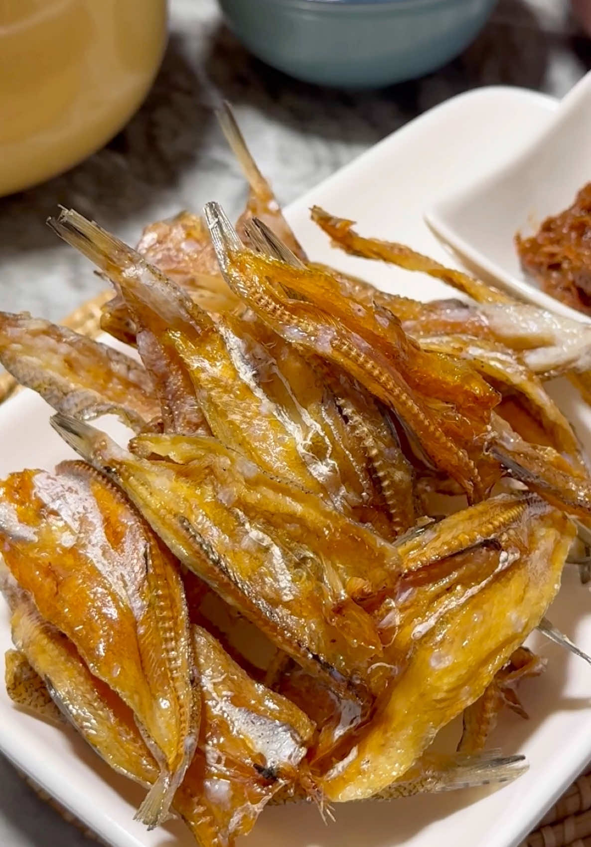 วันนี้นึ่งข้าวเหนียว ไม่พลาดที่จะทอดปลาช่อนทะเลจิ๋ว กินกับน้ำพริกแจ่วบอง แซ่บมาก #เข้าครัวtiktok #กดตะกร้าด่วนคร่าาา #ห้องครัวtiktok #ปลาช่อนทะเลไซร์จิ๋ว 