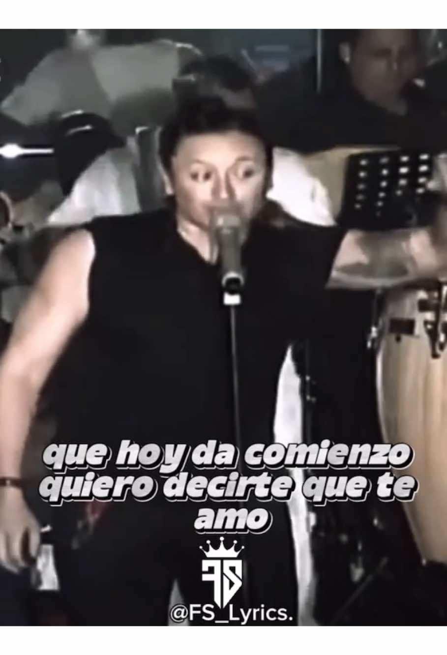 Elvis Crespo -Luna llena ~~ Bajo una noche estrellada De luna llena  Quiero decirte mi amada Mil cosas bellas💃🏽🕺🏼~~ #elviscrespo #lunallena #merengue #puertorico🇵🇷 #videolyrics #Lyrics #fs_lyrics 