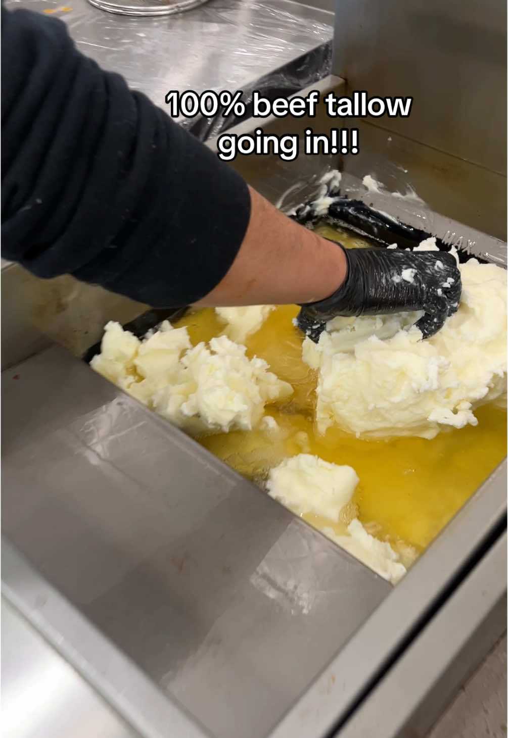 We fry all of our chicken & fries in 100% beef tallow! Better for you and it tastes better too!!! 😍❤️ #frythecoop #chicagofood #chicagorestaurants #seedoildisrespecter #beeftallow 