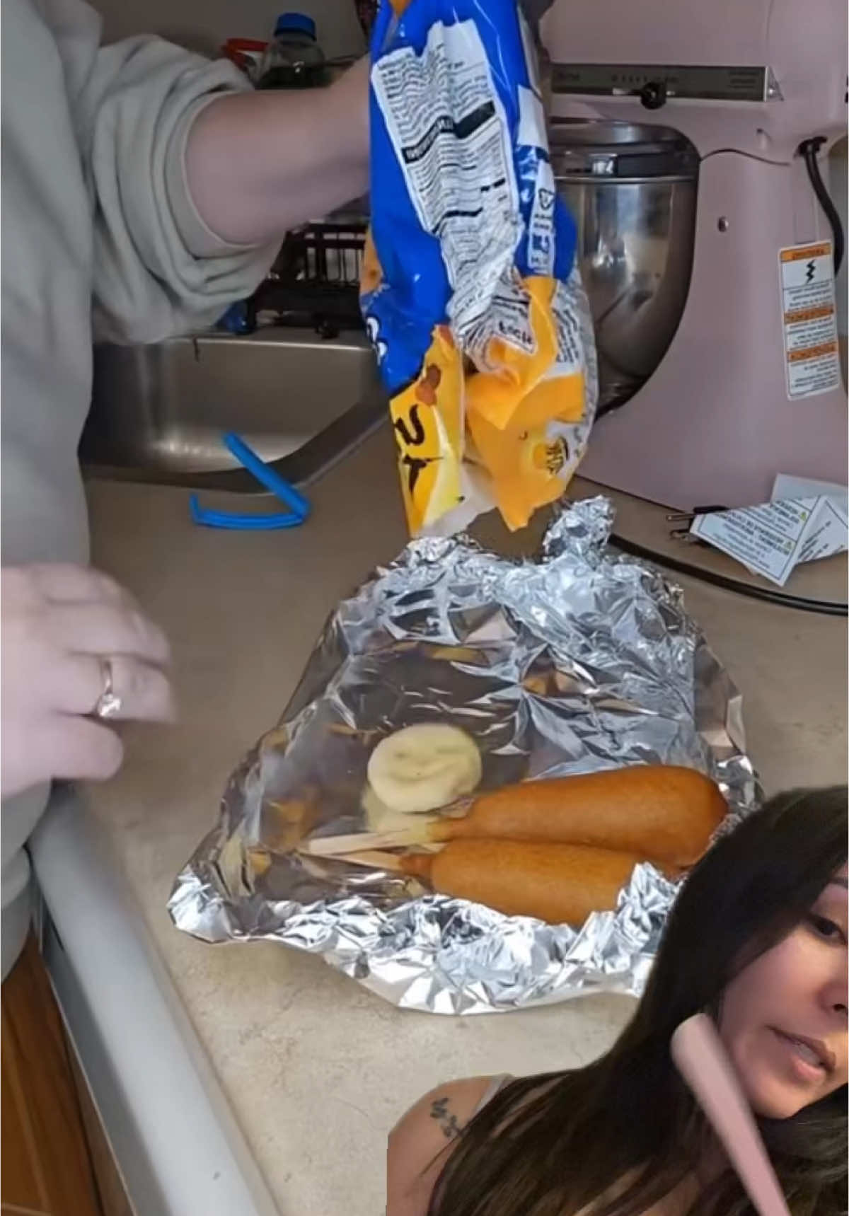 #greenscreenvideo reagindo a #Gringa cozinhando 🤫😆 #comidaamericana #brasileirosnoseua #fybrasil #rotinanoseua #donadecasa #jantafacil #gringascozinhando 