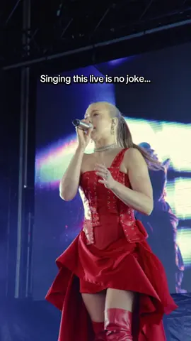 I’ve been on holiday and totally forgotten I can do stuff like this hahaha #beckyhill #backnforth 