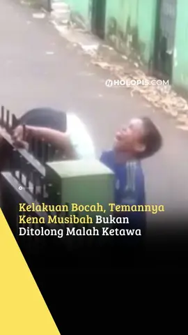 Ada-ada saja kelakuak dua orang bocah, yang terekam kamera CCTV di sebuah rumah. Dalam video tersebut, ada dua orang bocah yang akan keluar rumah. Saat seorang bocah coba membuka pintu gerbang, bocah lainnya malah memanjat pagar untuk keluar rumah. Akhirnya, aksi tersebut diikuti. Namun, aksi bocah itu tidak berhasil seperti temannya. Ia tersangkut, sambil memegang pagar dengan kakinya yang masuk ke dalam sela-sela pagar. Bocah yang tersangkut itu, berteriak minta tolong kepada teman yang bersamanya itu. Bukannya menolong temannya yang tersangkut, bocah yang mengenakan baju biru malah tertawa. Video : @Depok24jam  #videoviral #bocah #cctv #fyp