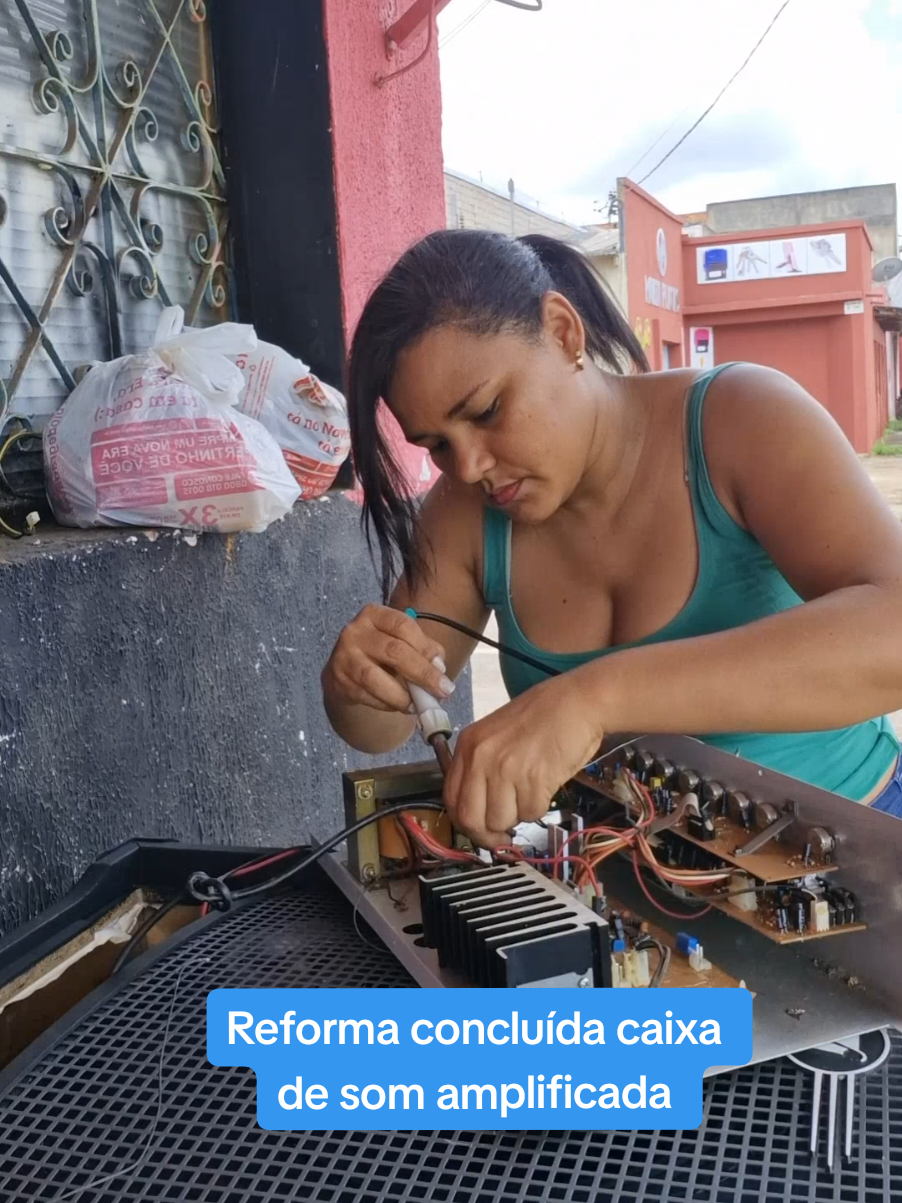 reforma da caixa de som finalizada #reforma #concluida #caixadesom #amplificada #mulhernaeletronica #mulhernabancada #2025 #som #pintura 