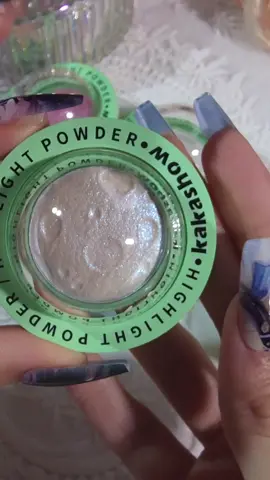 Iluminador en forma de planeta Disponible para entrega inmediata, Precio detal $20.000 también por mayor Si quieres vender maquillaje entra a nuestro grupo, enlace en el perfil #maquillajecolombia #cbeauty #maquillajeasiatico #maquillaje #maquillajepormayor #maquillajexmayor #emprende #iluminador 
