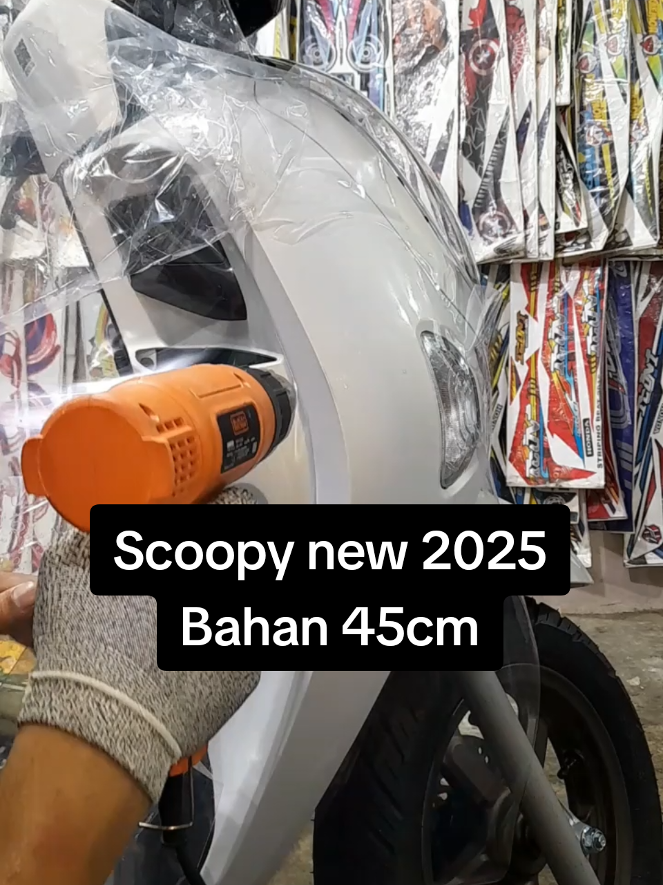 Scoopy new 2025 full wrap transparan hybrid bahan 45. #carapasangsticker #belajarwrapping #wrapingtutorial #tukangsticker #fyp #banyuwangikota 