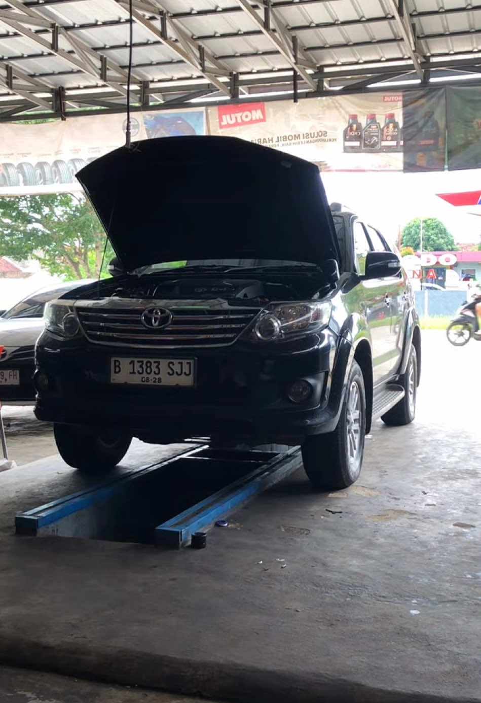 Melayani : Ganti oli ✅ Filter oli ✅ Oli matic ✅  Filter solar ✅   #CapCut #Fyp #Bengkel #HankookMasters #Service #GantiOli #Fortuner #Toyota 