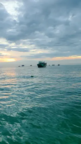 hi... selamat pagi... semangat terus ya bossku... walaupun kita gagal jadi orang sukses, setidaknya kita sukses menjadi orang galal... #nelayan #nelayanstory #storynelayan #ceritapagi #ceritanelayan #suaranelayan #pagi 