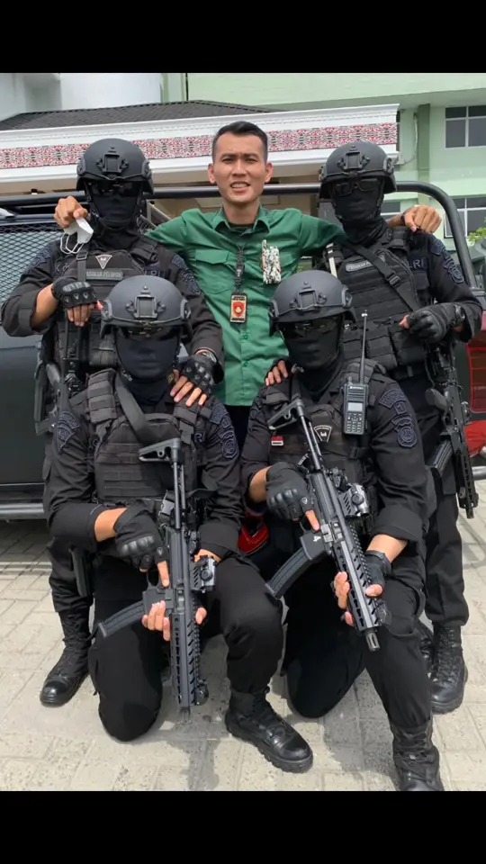 Foto bareng bapak brimob #brigade #brimob #brimobuntukindonesia #hitam  #abdinegara #fypage #fypシ 