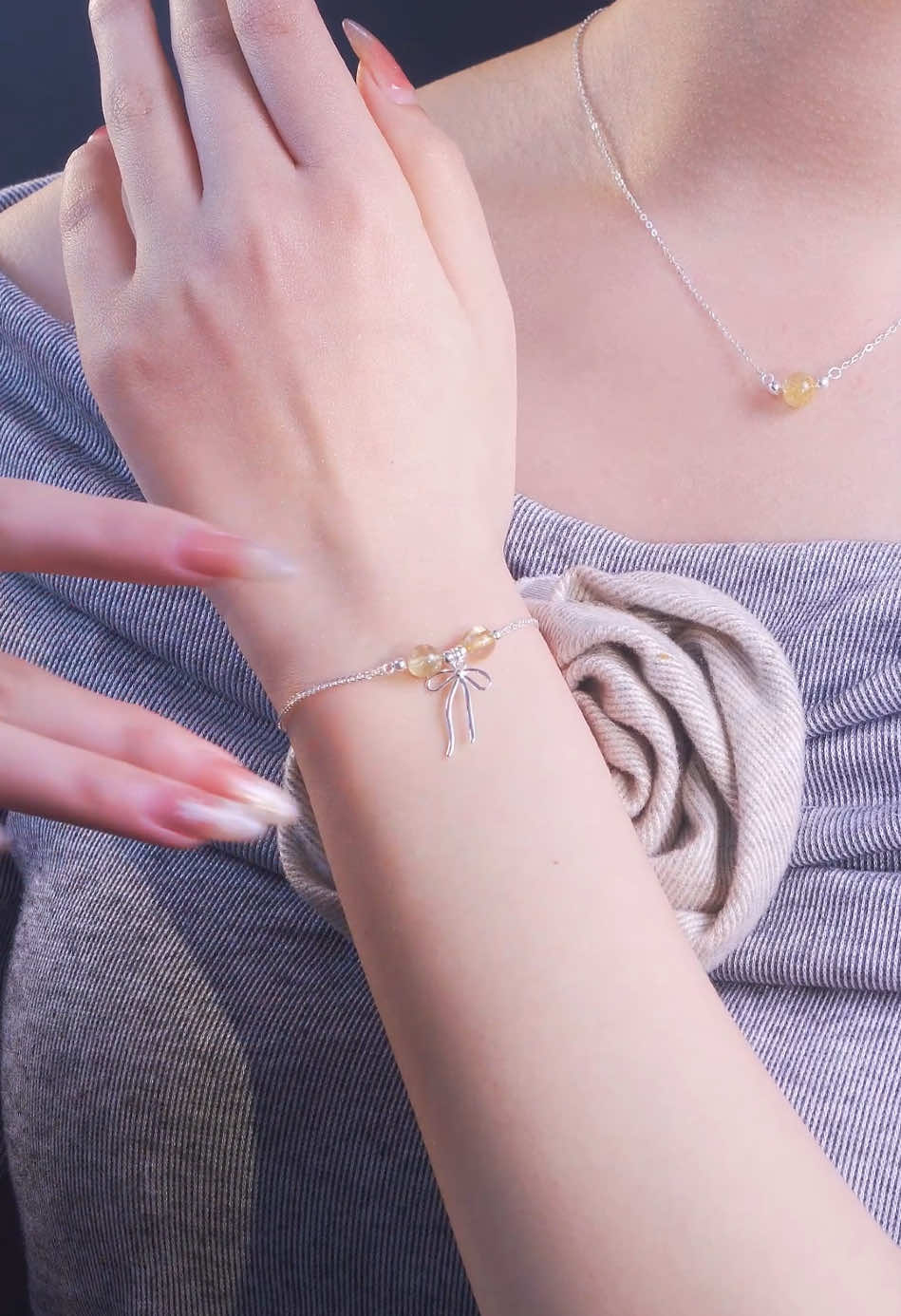 Thu hút tài lộc, may mắn cho các cô nàng mệnh Kim trong năm nay với set trang sức đá phong thuỷ Thạch Anh Tóc Vàng TLEE💛🥰 #tleejewelry #daychuyenbactlee #lactaybactlee #trangsuc #khuyentaibactlee #nhanbactlee #trangsucbac 