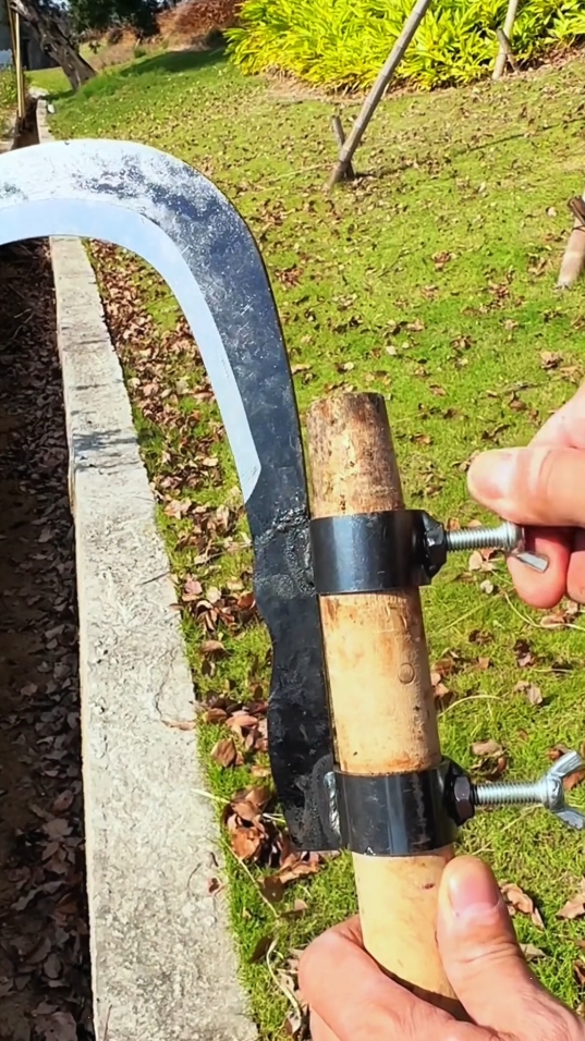 Manganese steel sickle betel nut knife high-altitude, multi-purpose weeding and cutting#High-altitude cutting sickle # high-altitude pruning shears # branch pruning # garden tools # hardware tools#fyp #foryou #tiktokshop #goodthing 