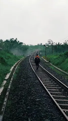 Petugas Pemeriksa Jalur (PPJ) ft KA Malabar relasi BD-ML @KAI121 #railfansindonesia #malabar #kai #kepanjen 