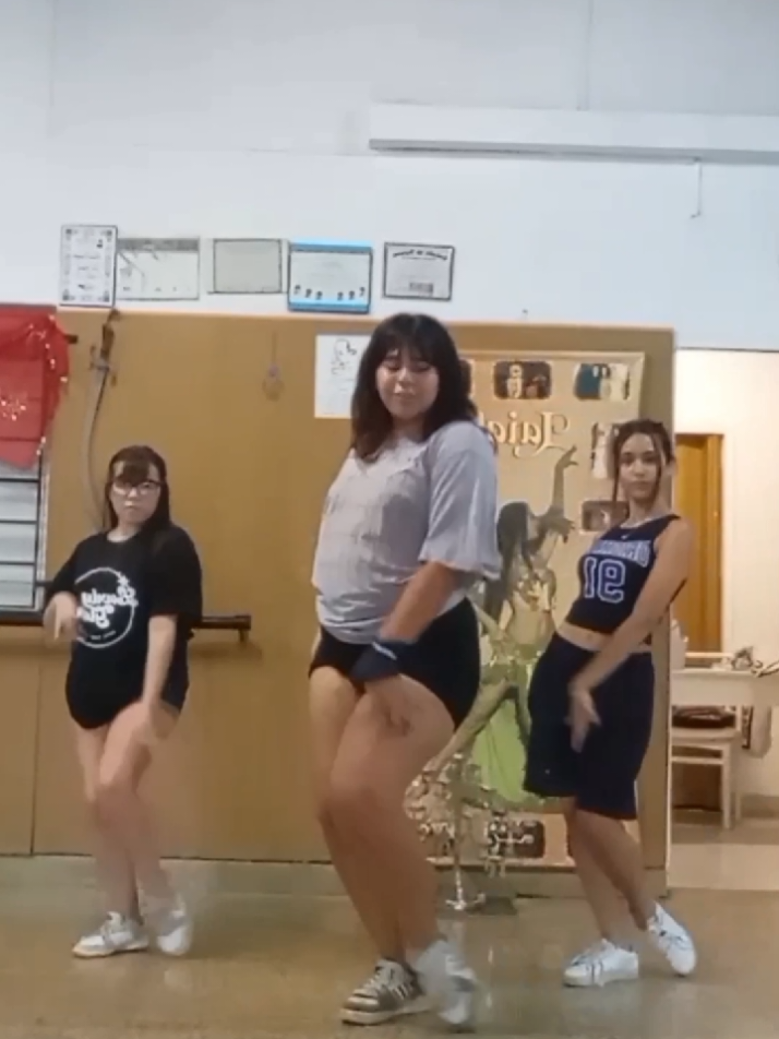 🕷Temazo de la jefa @Cazzu   •Coreo by me ☆! •Ellas @yas  @lula de @lovely glow   • • #bounce #cazzu #urbano #trap #fandancers #dance #dancechallenge #fandancerargentina #viral