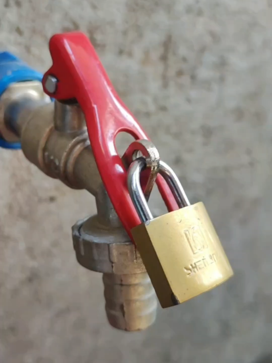 ganitong gripo ang ilagay mo sa labas para hindi palaging napag lalaruan ang tubig sa labas ng bahay #faucetwithlock #faucet #fyppppppppppppppppppppppp #fyp #gripo 