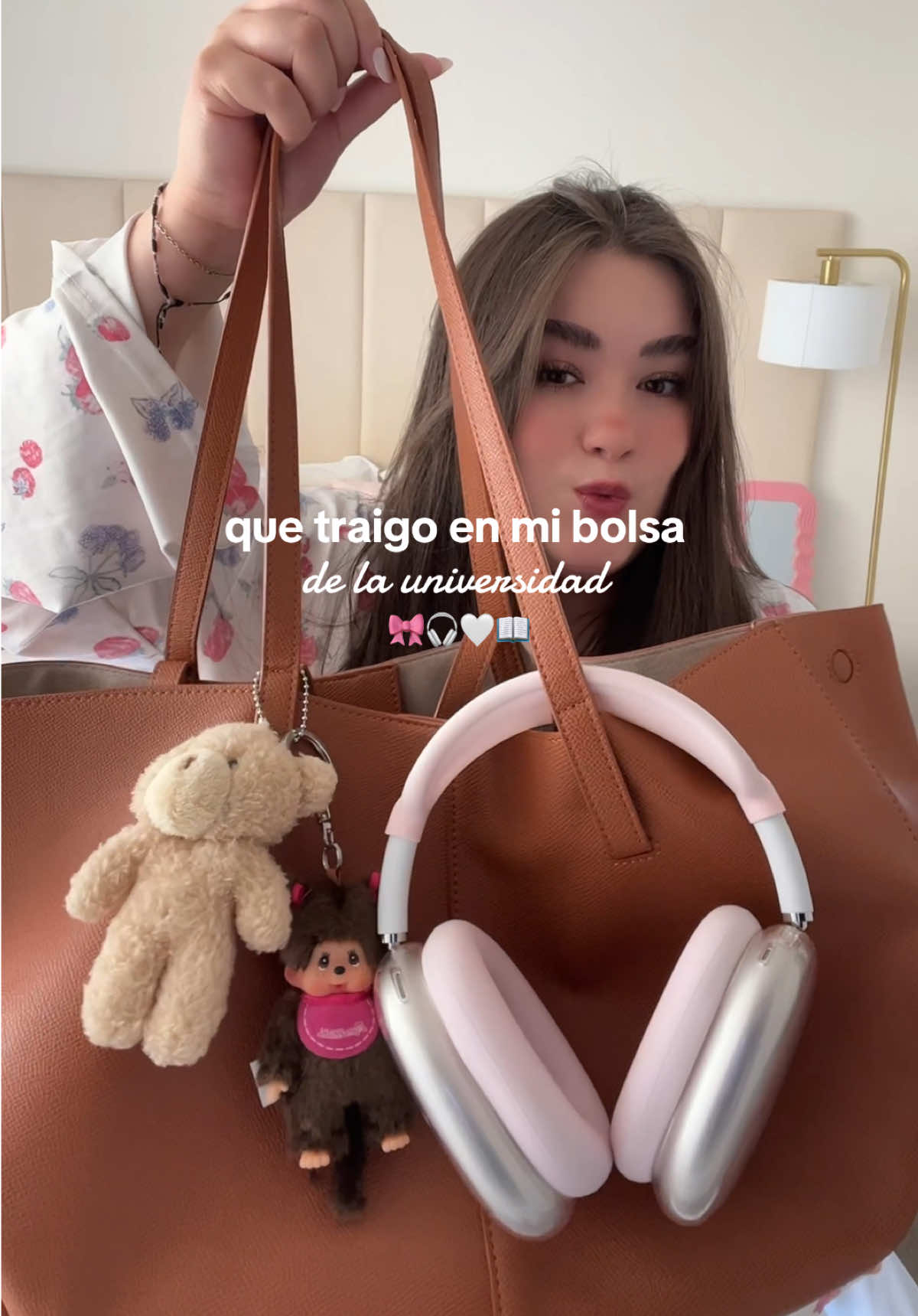 Lo que llevo en mi bolsa de la universidad 🎧🎀🤍📖  #quehayenmimochila #quehayenmibolso #universidad #estudiantes #mochila #whatsinmybag 
