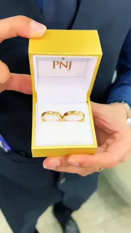 NHẪN CƯỚI TRẦU CAU PNJ: CHỨNG NHÂN SON SẮT, HẸN ƯỚC TRỌN ĐỜI  Từng đường nét uốn lượn từ lá trầu trong hình tượng Trầu têm cánh phượng ôm trọn ngón tay thon, như tình cảm êm mềm ôm quanh đôi tim yêu, trao nhau lời hẹn ước trọn đời gắn kết như cau với trầu. Trong thiết kế hiện đại tôn vinh giá trị truyền thống, đa dạng chọn lựa với kim cương và ECZ, cặp nhẫn cưới trong Bộ sưu tập Trầu Cau PNJ sẽ cùng cô dâu chú rể sánh bước trong chương hạnh phúc mới của cuộc đời: chương Có Nhau. Cùng nhẫn cưới Trầu Cau PNJ tỏa sắc tình yêu lấp lánh, hẹn ước bên nhau trọn đời.  #PNJ #pnjoffical #pnjsoctrang #pnj139thđsoctrang #jewelry #VuiNhưTết #QuýNhưVàng #TrangSứcPNJ #NhẫnCưới#NhânxaumìnhCưới #PNJ #TrauCauPNJ