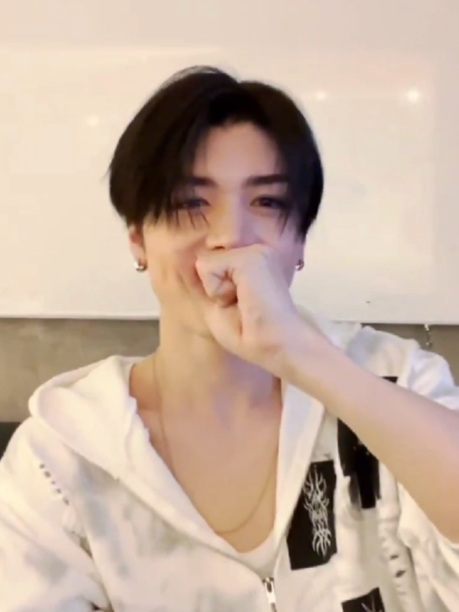 he did it again 😔🤐 both clips from weverse #maki #andteam_maki #andteam