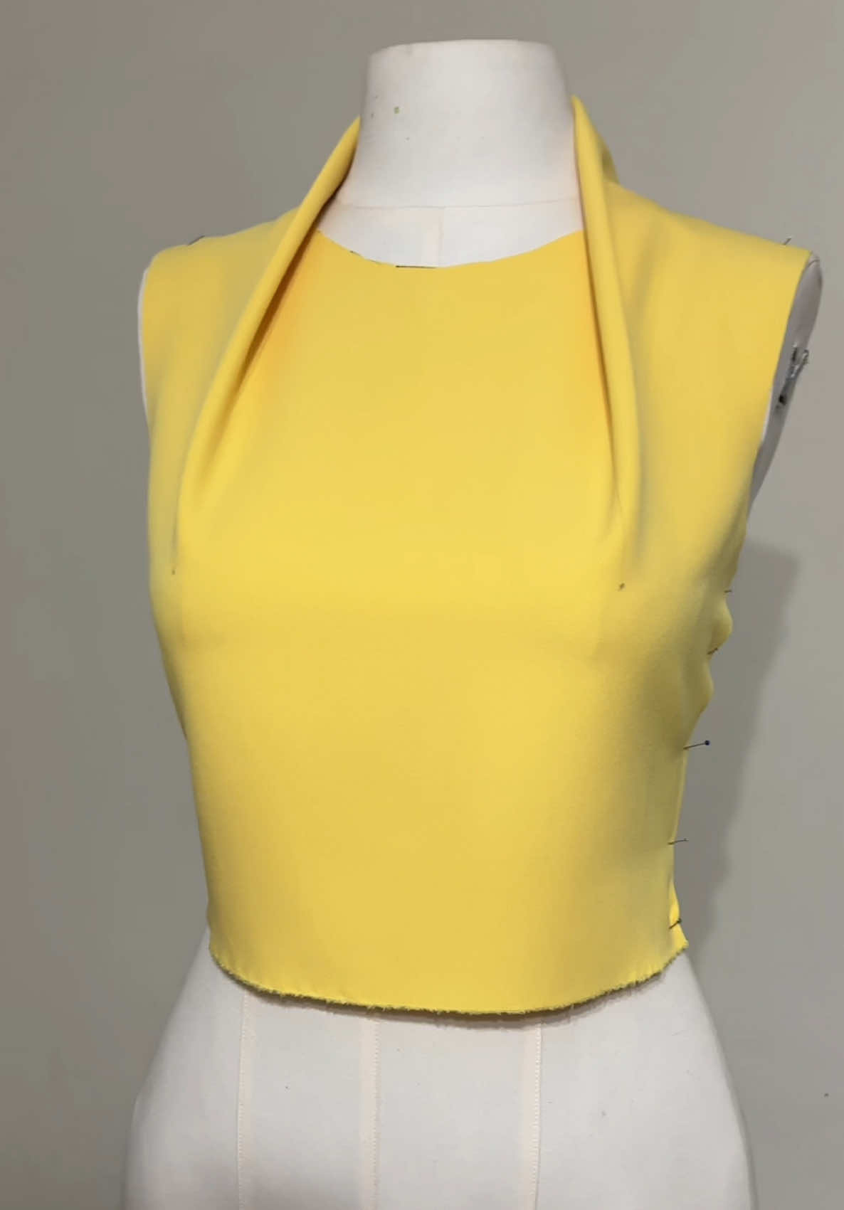 Драпировка воротника с вертикальной интеграцией #couturedetails #hautecouture #designer #patternmaking #design 