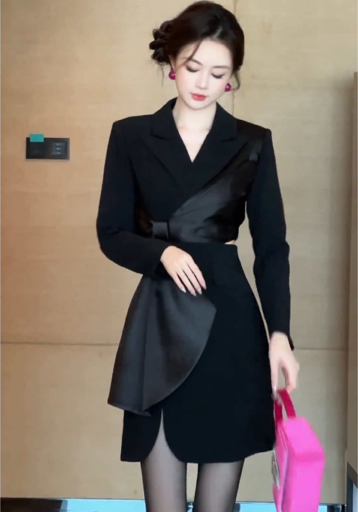 ชุดสูทสีดำตัวนี้เท่มาก ใส่ไปทำงานก็ดูสง่างามและทันสมัย❤️‍🔥❤️‍🔥❤️‍🔥 #e#eravougetho#OOTDT#TikTokShopf#fashiondiscoveryแ#แต่งตัวดี#แ#แนะนําชุดสวยๆก#กระโปรงf#fypd#dressrwm#fypシ゚viral🖤tiktok #ว้าวุ่น #fypシ゚vira #ชุดสูท 