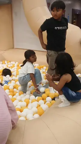 Mandi bola #Zevanya #gemoy  #videoanakanaklucu #dramaanak  #fypシ゚viral #permainananak  #cocomelon #lucu 