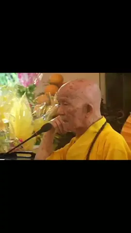 khuyên đừng giết thú Muôn loài nào khác chi ta, Cũng tìm sự sống, lánh xa tai nàn. Có cha mẹ, có họ hàng, Kết đoàn sinh hoạt, hiệp đoàn siêng năng. Ta đừng giết nó mà ăn, Cũng đừng bắt chúng âm thầm đớn đau. Lạc bầy, dớn dác xôn xao, Lại e cái nạn thớt dao hầu gần. Mình thân, nó cũng có thân, Nuôi mình, giết nó: cán cân không bằng! Mình lâm cảnh ấy khổ chăng? Giả như có kẻ cắt phăng chúng mình: Mẹ, cha, cô, bác thảm tình, Xót xa đã lắm, bất bình biết bao. Ruột rà ai cắt chẳng đau? Tình thương ai dứt… hỏi sao chẳng buồn? Nếu ta suy nghĩ kỹ càng, Tình này, cảnh ấy rõ ràng tương thân. Làm người hãy có lòng nhân, Hãy khơi tánh Phật lần lần sáng ra. Người cùng muôn vật một nhà, Ta là anh chị, chúng là đàn em! Khôn hơn ta phải xét xem, Trông nom, giúp đỡ đàn em dại khờ. Khi lâm nạn, lúc bơ vơ, Mau tay tiếp cứu chớ ngơ mắt nhìn. Thấy ai giết thác sinh linh, Lấy lời khuyên giải, dụng tình cản ngăn. Thú kia nó cũng là thân, Cũng xương, cũng thịt… cũng phần như ta. Đánh đau chúng biết kêu la, Tiếng rên đứt ruột, tiếng la xé lòng. Tánh linh, người vật chung đồng, Xuống tay sao nỡ, cầm lòng sao đang. Thân ta thì muốn cho an, Mà thân kẻ khác lại toan xéo giày. Lòng ta muốn tránh nạn tai, Sao cùng kẻ yếu ra oai dữ dằn. Nếu ta xét lẽ công bằng, Biết câu phước tội, biết căn luân hồi. Chớ nên giết nó đành rồi, Cũng đừng hành hạ tỏ lời rẻ khinh. Chớ cho chúng khổ vì mình, Mở lòng thương xót tấm hình hài kia. Đừng làm chúng nó chia lìa, Con đây xa mẹ, vợ kia cách chồng. Đừng bày cắt cổ, nhổ lông, Việc làm cũng phải dự phòng về sau. Dây oan ai lại buộc vào, Kiếp này gây nợ, kiếp nào trả xong. Muốn cho mình được thong dong, Đừng làm kẻ khác khổ lòng làm chi! Chớ vì một chút sân si, Mà bao oan trái kéo trì, cuốn lôi. Muốn ra khỏi biển luân hồi, Quả kia phải hái, xong rồi đừng gieo. Dừng chân là bóng chẳng theo, Ngưng tay thì nghiệp chẳng đeo bên mình. Ai ôi! Nên khá giữ gìn!…