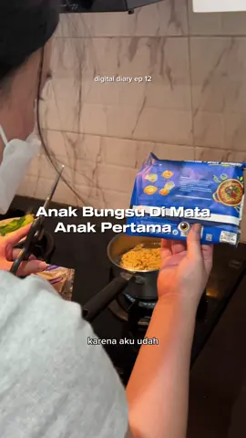 si bungsu & si sulung 👯‍♀️ seneng banget aku jadi nemu flavor Indomie favorit baru!! (seriusan): Spicy Ramyeon dari Indomie Korean Ramyeon Series inii 🤤🍄‍🟫🌶️  Dan btw, PR Package ini bisa didapetin semua orang loh! Tinggal follow @Indomie ajaa yaa for more info! Good luck 👊🏻✨  #Vlog #cooking #indomie #OhMyGoodItsIndomie #IndomieKoreanSeries