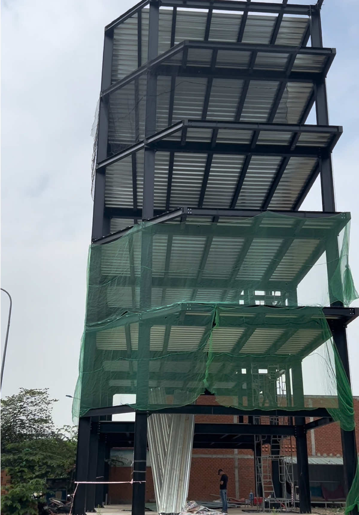 Ưu điểm của sàn deck và công đoạn trải tol sàn deck cho nhà khung thép ( nhà lắp ghép) 7 tầng #truonganphat #nhakhungtheptruonganphat #nhakhungthep #nhakhungthepmiennam #xuhuong #nhaxuongkhungthep #LearnOnTikTok 