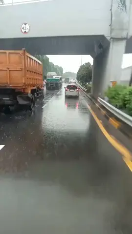 #padahariini hujan turun lagi 