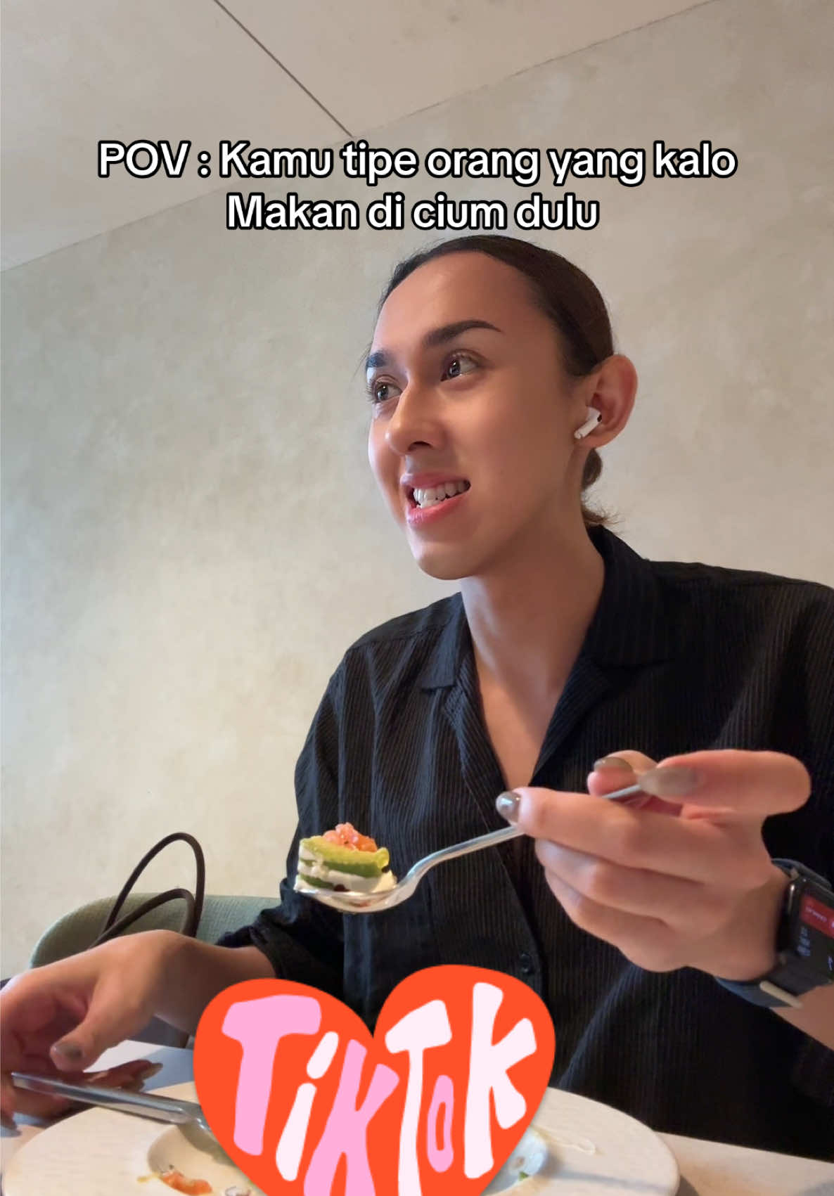 Hayooo siapa yang disini kebiasaan makan di cium dulu?! Kebiasaan anak F&B pasti relate 😂😂