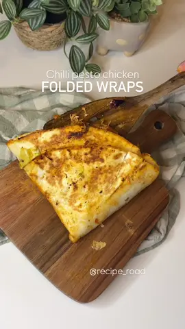 Recipe ⬇️  INGREDIENTS CHICKEN 600g chicken mini fillets 1 tsp Italian style herbs 1 tsp smoked paprika 1/2 tsp garlic granules salt and pepper to taste 1/2 thsp extra virgin olive oil OTHER INGREDIENTS 1 red onion, chopped 1/2 green bell pepper, chopped 2 tomatoes, chopped 3 garlic cloves, chopped Recipe road. 45g chilli pesto 1 tosp tomato puree 120ml water 1 1/2 tsp smoked paprika 1 1/2 tsp Italian style herbs 1/2 tsp onion granules 1/2 tsp garlic granules salt and pepper to taste 1/2 thsp extra virgin olive oil 4 large white wraps 4 cheddar cheese slices 80g chopped iceberg lettuce SAUCE 2 tbsp lighter mayonnaise 1 tbsp sriracha sauce 1 tsp dried chives 1 tsp smoked paprika Full recipe with all the details are on my recipe club platform (linked in my bio) If you're looking for meal inspiration, please check out my WithMe recipe platform - linked in my bio 🥰 👩‍🍳💕 Petya xx  #dinnerrecipes #wraps #chickenrecipe 