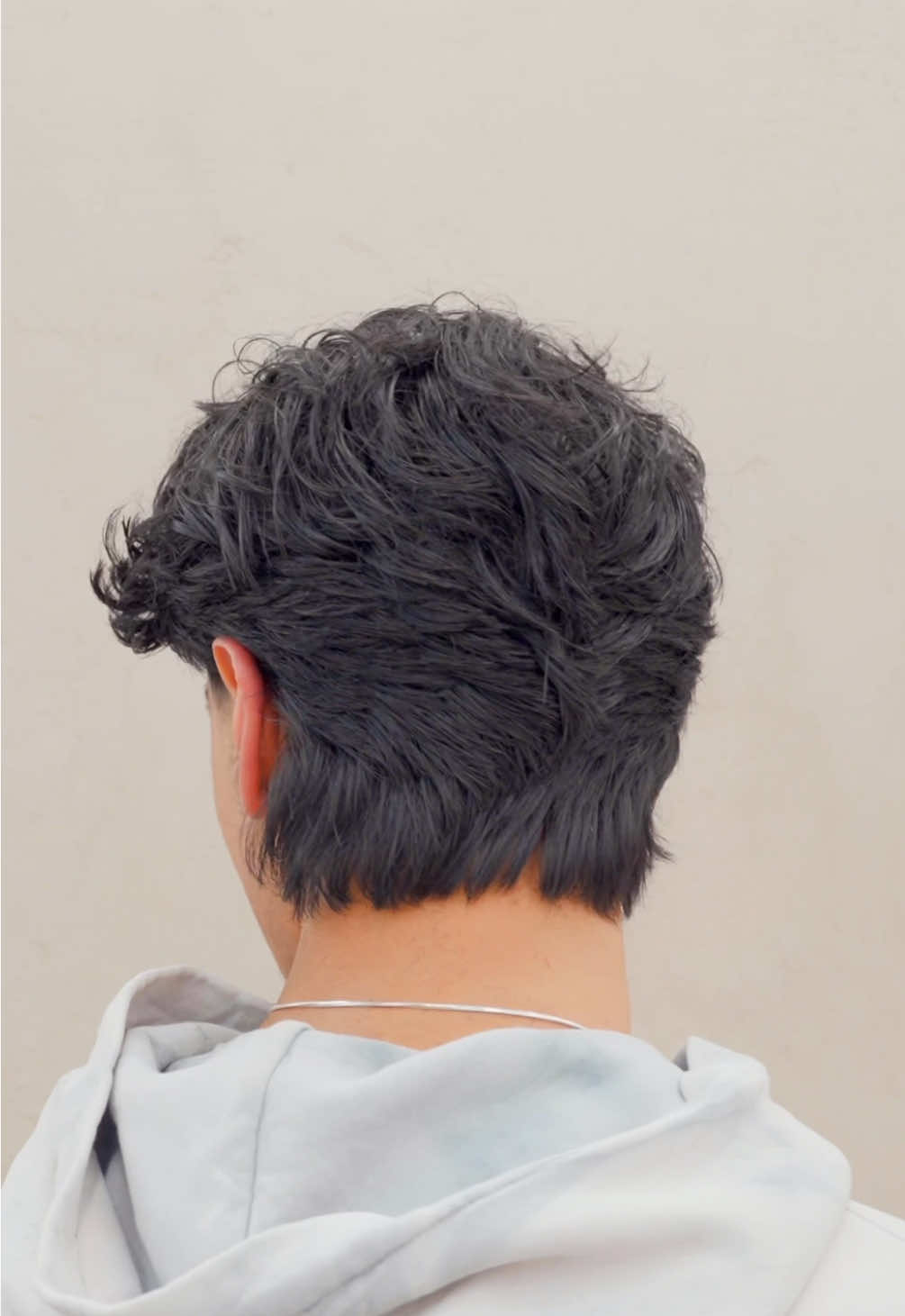 FEATHER Choosing the right choice of length in the nape is vital to make the overall balance look right. London, Hackney📍 Link in bio to book! 📹 @alfieshldn  #london #londonbarber #menshair #hackney #dalston #menshaircut #flow #middlepart #taperfade #longhair #scissorcut #texturedfringe #skinfade #fade #hair #barber #hairtutorial #hairideas #haircut #hairtransformation #hairstyle 