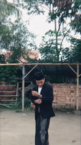Suatu hari nanti, saat Allah sudah izinkan kamu mencapai mimpi itu, berjanjilah untuk _senantiasa rendah hati._ #santripondok #masukberanda #tranding #santrisalafi #yalili_yalila 